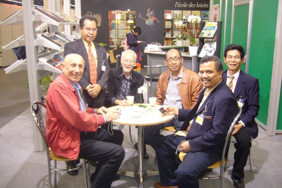 Saya dan Mr. Erwin (ketiga dari kiri) di FBF 2010/Foto: Bambang Trim