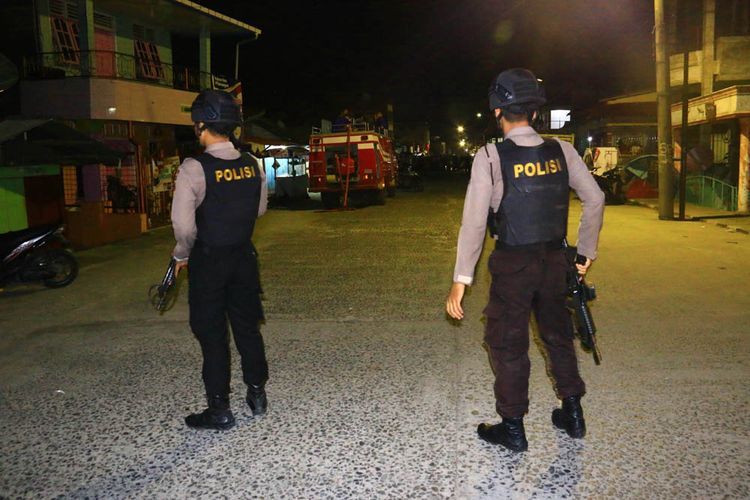 Petugas kepolisian yang berjaga di lokasi kejadian bom bunuh diri di Sibolga, Sumatera Utara (Gambar: kompas.com)