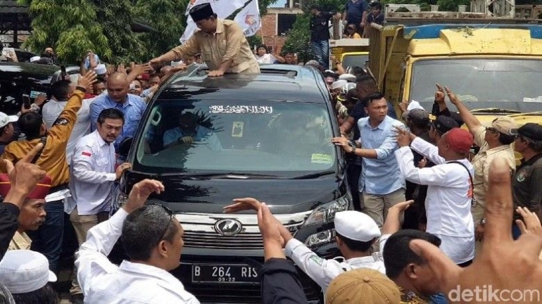Prabowo menaiki mobil eks donatur ISIS [Foto: Syahdan Alamsyah/Detik]