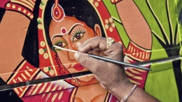Seniman Raja Gharu sedang melukis (Courtesy Shantanu Suman)
