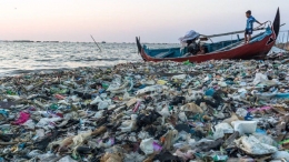 Sampah yang menumpuk di pesisir Desa Tambaklorok, Semarang, Jawa Tengah/foto dari ANTARA FOTO/Aji Styawan