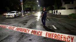 Petugas Polisi sedang berpatroli di dekat Masjid di Christchurch, Selandia Baru (sumber foto: The Associated Press/ABCNews)