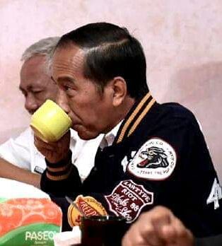 Jokowi menyeruput kopi di Balige (Ist/fb)