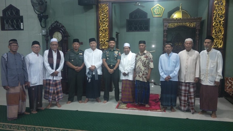 Dandim 0815 Letkol Kav Hermawan Weharima, SH., Saat Safari Shalat Malam Di Masjid Shalahuddin, Kelurahan Wates, Kecamatan Magersari, Kota Mojokerto (Dokpri)