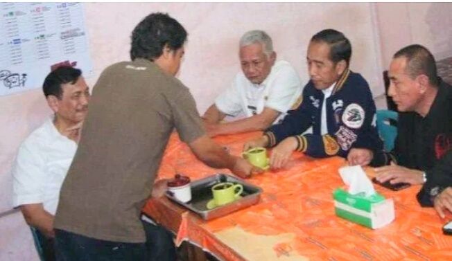 Presiden Jokowi Minum Kopi Parsoburan (Tribunnews)
