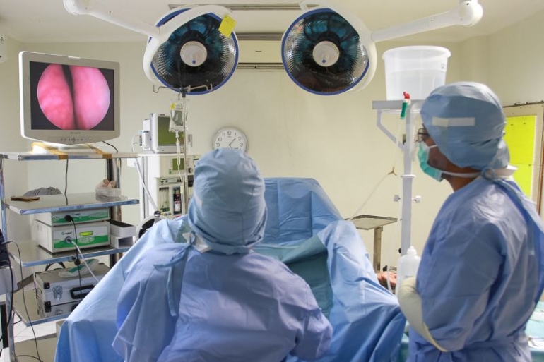 Pasien tetap bisa berinteraksi sambil melihat proses operasinya lewat layar tv
