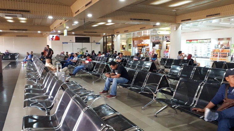 ruang tunggu di bandara hang nadim yang lenggang|Dokumentasi pribadi