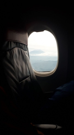 pemandangan gunung merapi dari dalam cabin pesawat