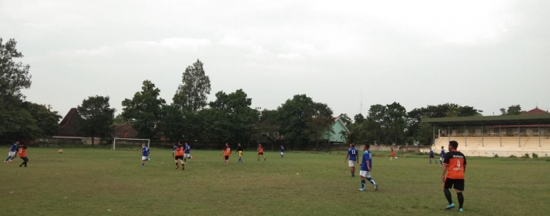 Suasana Laga Persahabatan antara Comando FC Versus Bhayangkara Polres Mojokerto Kota (Dokpri)