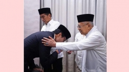 Sandiaga Uno mencium tangan K. H. Ma'ruf Amin (bali.tribunnews.com).
