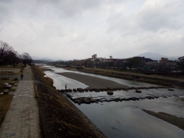 Sungai Kamo, ada tempat duduk, jogging treck dan lintasan batu-batu buatan untuk menyebrang | dokpri