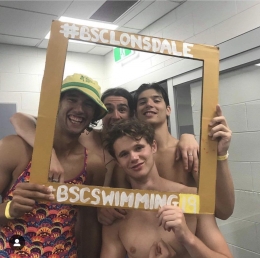 Will EggBoy Connolly bersama kawan-kawannya di Swimming Club Australia | Foto; (c) Will Connolly.