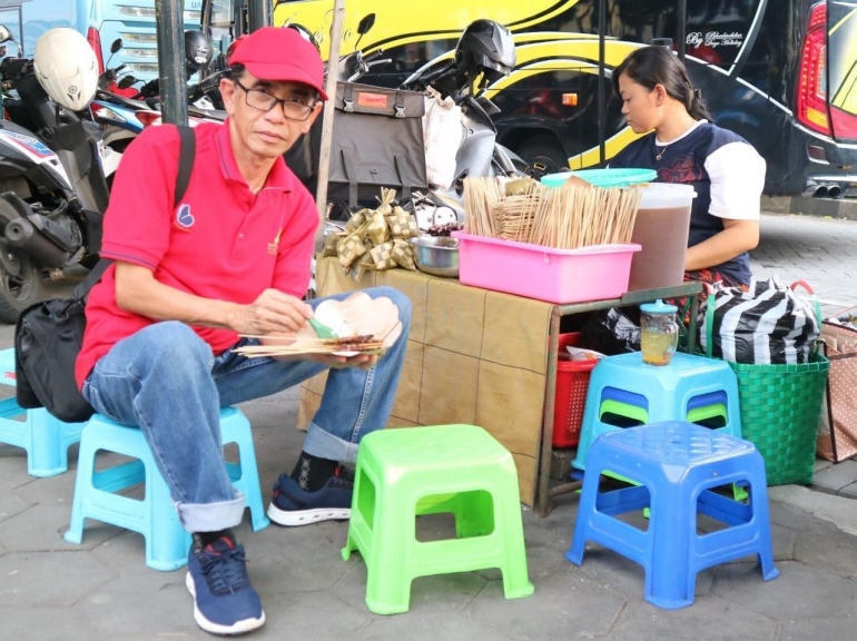 Penulis. Nyate di Emperan Stasiun Jogja, Foto Dok J.Krisnomo, 23/02/19