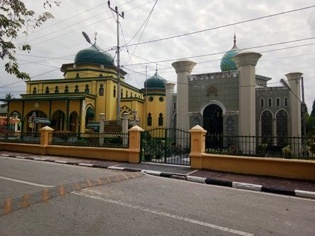 Masjid Syahabuddin dan Makam Sultan Syarif Kasim II (Dokpri)