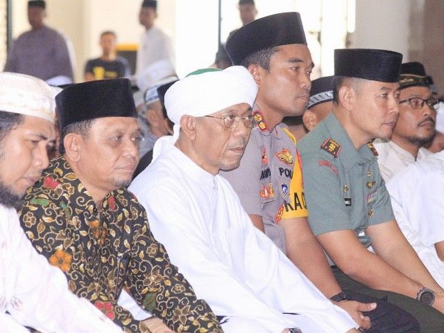 Kapolres Bantaeng bersama Muballigh dan masyarakat Bantaeng pada kegiatan Tabligh Akbar di Masjid Agung Syekh Abdul Gani Bantaeng (16/03/2019) - dokpri