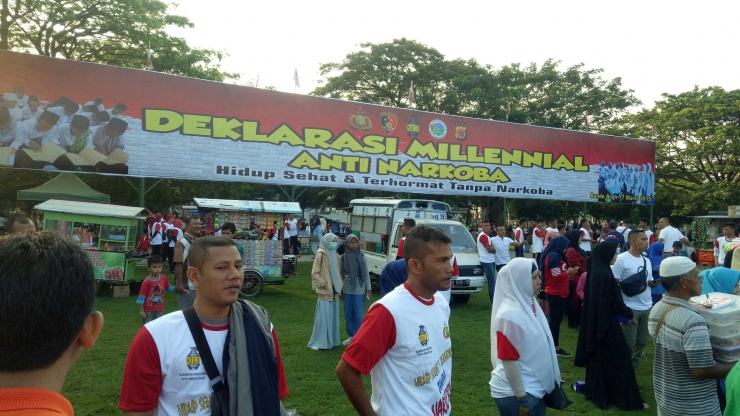 Peserta Deklarasi Milenial Anti Narkoba sedang menunggu pembukaan acara di Lapangan Blang Padang Banda Aceh, Minggu (17/03/2019)/Dokpri 