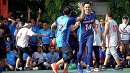 AHY dan Sandi bermain basket di Bulungan, Jaksel, Minggu (17/3) | Kumparan.com