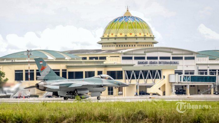 Bandara di daerah terujung Indonesia, Bandara Iskandar Muda, menghubungkan Aceh dengan dunia luar dan membuat masyarakat kian terbuka dengan budaya baru tanpa merusak budaya lama - Foto: Tribunnews.com