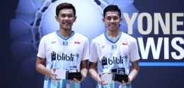 Senyum semringah Fajar/Rian pasca juara | badmintonindonesia.org