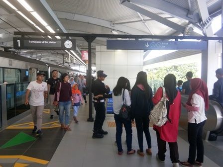 Penumpang Antusias Menanti MRT di Lebak Bulus (Dokpri)