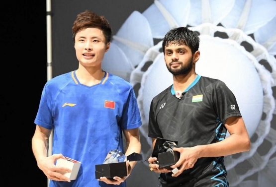 Shi Yuqi dan Sei Praneth di Podium | Twitter @seipraneth92