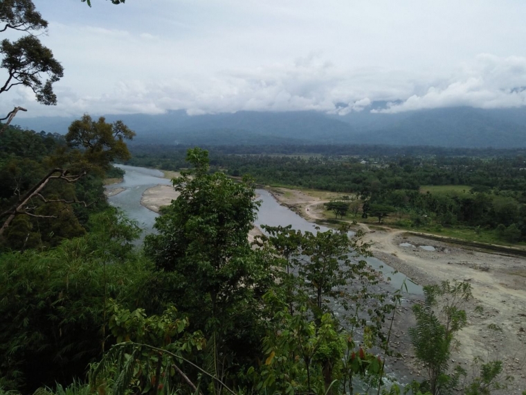 Sisi yang lain sungai dari bukit yang sama (dok.pri)
