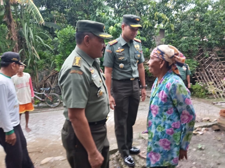 Dandim 0815 Letkol Kav Hermawan Weharima, SH,. Mendampingi Tim Waslakgiat Kodam V/Brawijaya Saat Berinteraksi Dengan Waega Penerima Bantuan (Dokpri)