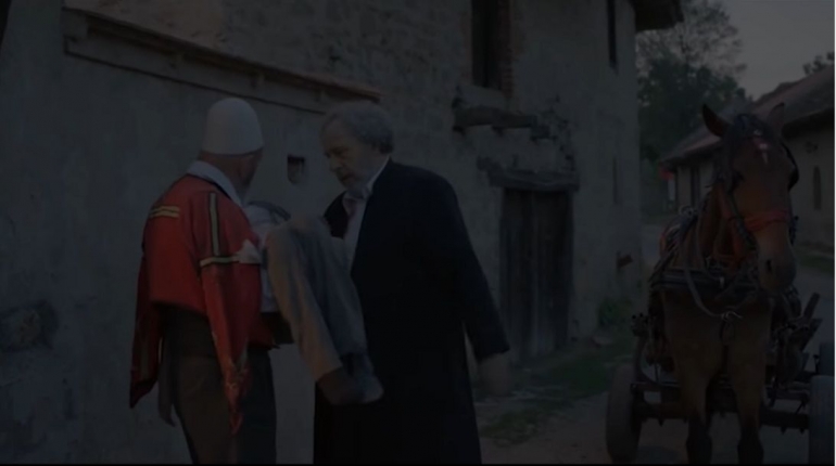 Baskim terluka dan diantarkan imam Gereja Ortodoks Timur ke kakeknya. Sumber : Enklava film./ Screenshoot pribadi