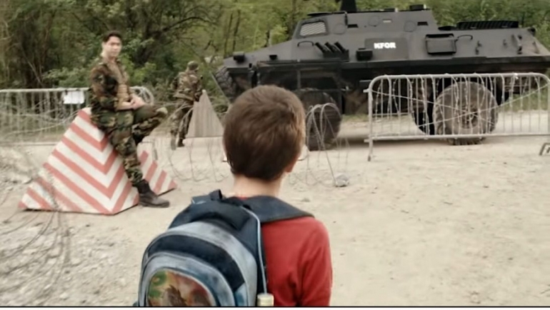 Nenad berangkat sekolah dengan tank tentara. Sumber : Enklava film./ Screenshoot pribadi