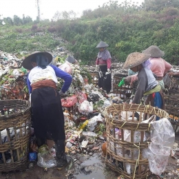 Ilustrasi: Pemulung Sampah di TPA Banyuurif Tegalrejo Kota Magelang (18/3). Sumber: Pribadi