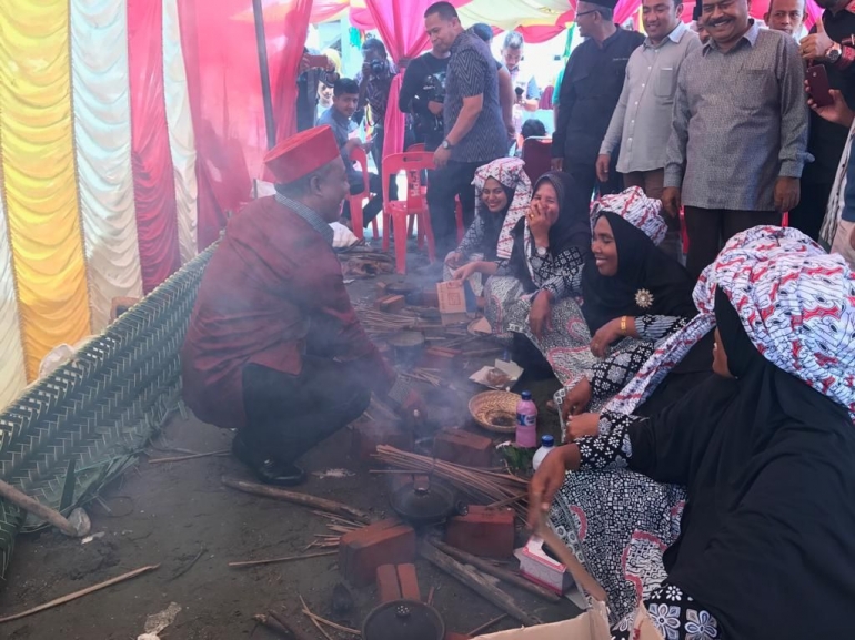 Roni Ahmad, bupati Pidie berdialog dengan emak-emak team yang demonstrasikan membakar apam. (dokumentasi pribadi #SRj) 
