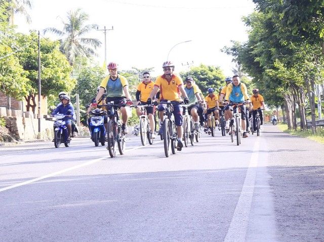 Ratusan personil Polres dan Kodim 1410 Bantaeng naik sepeda sembari mengajak warga memilih di TPS pada Pemilu 2019 (19/03/2019).