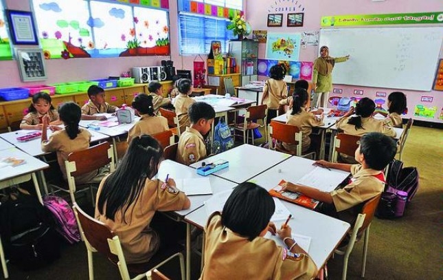 Suasana belajar-mengajar di SDN 11 Kebon Jeruk, Jakarta Barat, Kamis (10/3). Sekolah ini berstatus rintisan sekolah bertaraf internasional (RSBI) sejak tiga tahun terakhir. Setiap kelas pada program RSBI hanya diisi 28 murid dan diasuh dua guru. (KOMPAS/IWAN SETIYAWAN)