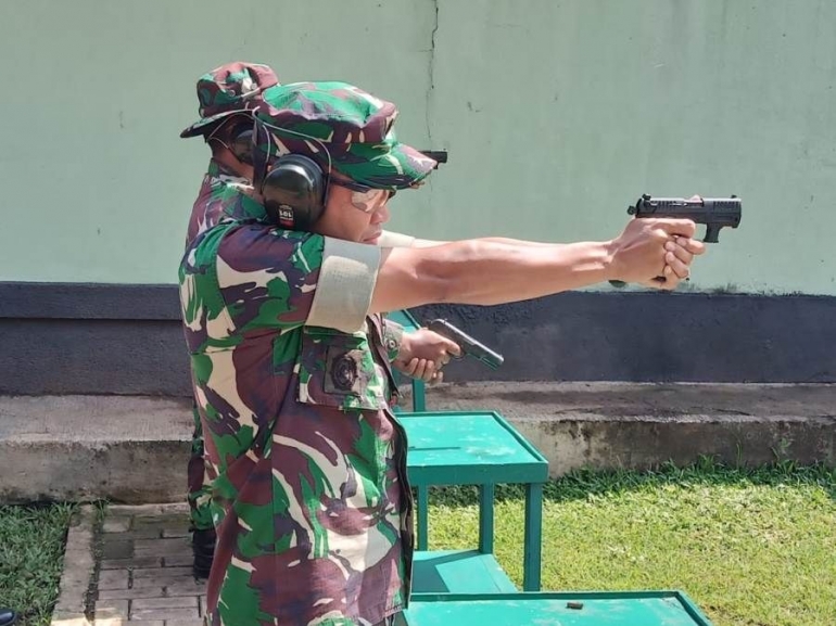 Dandim 0815 Mojokerto Saat Latihan Menembak (Dokpri)