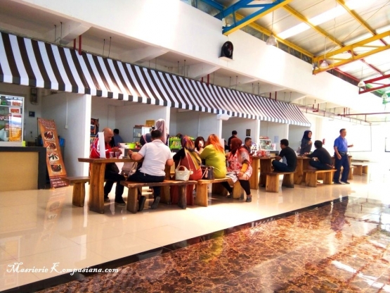 Tempat Menikmati Kuliner di lantai teratas Rupa Rupi Handicraft Market (dokpri)