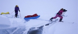 Kereta luncur Jade hampir tergelincir ke sungai dalam perjalanan ke Kutub Utara (Sumber: mont.com.au).