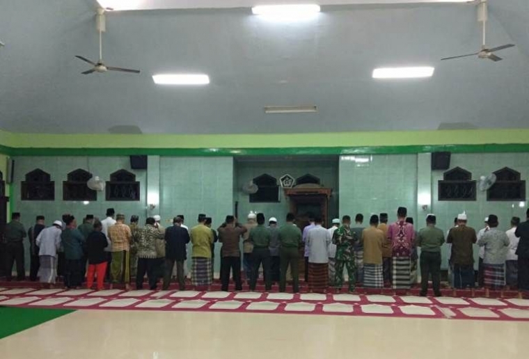 Danramil 0815/01 Prajurit Kulon Beserta Anggota Safari Shalat Malam Dan Shalat Subuh Di Masjid Roudlhotul Jannah (Dokpri)