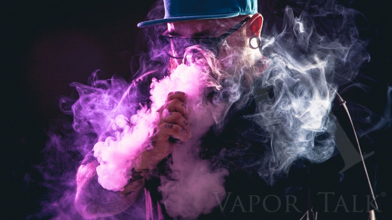 Ilustrasi penggunaan device vape (Sumber : flickriver)