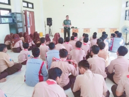 Serma Sugeng Hariyono memberikan Wawasan Kebangsaan di SMPN 59 Surabaya