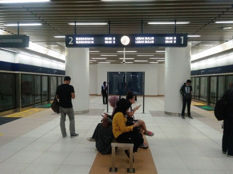 Suasana di Stasiun MRT (foto by widikurniawan)
