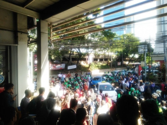 Situasi di pintu keluar Stasiun KRL Sudirman yang mengarah ke Stasiun MRT Dukuh Atas (foto by widikurniawan)