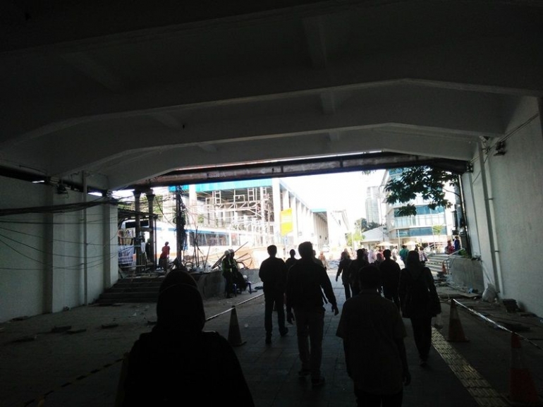 Inilah kolong jalan dari Stasiun Sudirman yang terintegrasi menuju Stasiun KA Bandara BNI City dan Stasiun MRT Dukuh Atas (foto by widikurniawan)