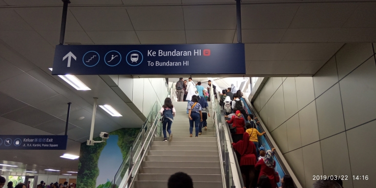 Fasilitas eskalator di stasiun MRT Lebak Bulus