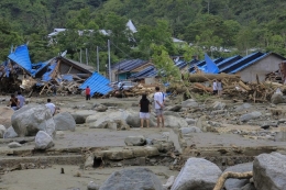 Sejumlah warga melihat rumah yang rusak akibat banjir bandang di Sentani, Kabupaten Jayapura, Papua, Minggu (17/3/2019). Berdasarkan data BNPB, banjir bandang yang terjadi pada Sabtu (16/3) tersebut mengakibatkan 42 tewas. ANTARA FOTO/Gusti Tanati/wpa/ama.(KOMPAS.COM/ANTARA FOTO/Gusti Tanati)