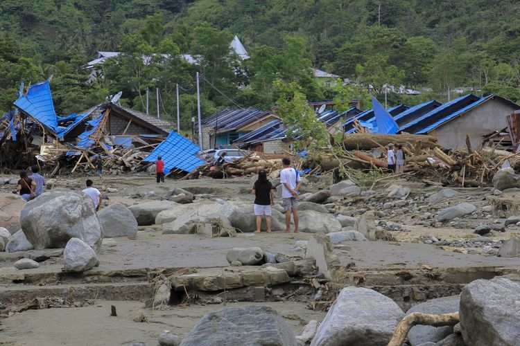 Sejumlah warga melihat rumah yang rusak akibat banjir bandang di Sentani, Kabupaten Jayapura, Papua, Minggu (17/3/2019). Berdasarkan data BNPB, banjir bandang yang terjadi pada Sabtu (16/3) tersebut mengakibatkan 42 tewas. ANTARA FOTO/Gusti Tanati/wpa/ama.(KOMPAS.COM/ANTARA FOTO/Gusti Tanati)