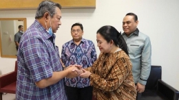 Puan Maharani diterima SBY saat berkunjung ke RS untuk menengok Ani Yudhoyono yang sedang dirawat (detik.com).