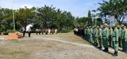 Nampak khusyuk Kapolsek tampan itu berdoa saat gelar apel pasukan di Rio Pakava. Foto: Istimewa