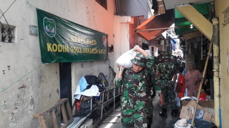 Personil TNI bantu bersihkan puing-puing kebakaran