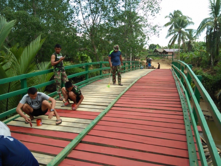 jembatan yang menghubungkan Warga Desa Argomulyo dan Desa Tengin Baru