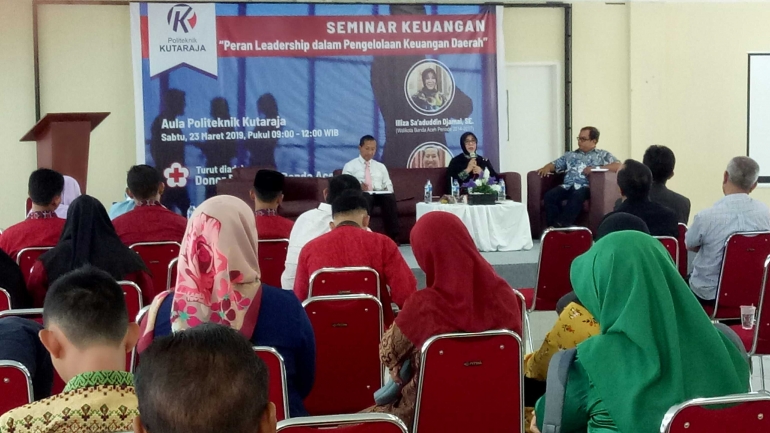 Illiza Sa'aduddin Djamal, Wali Kota Banda Aceh periode 2014-2017 menjadi pembicara pada seminar di Politeknik Kutaraja, Sabtu (23/03/2019). Foto: Armand